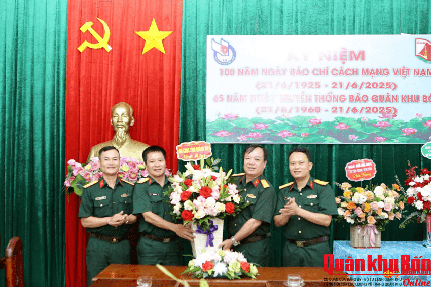 Các đơn vị chúc mừng Báo Quân khu 4