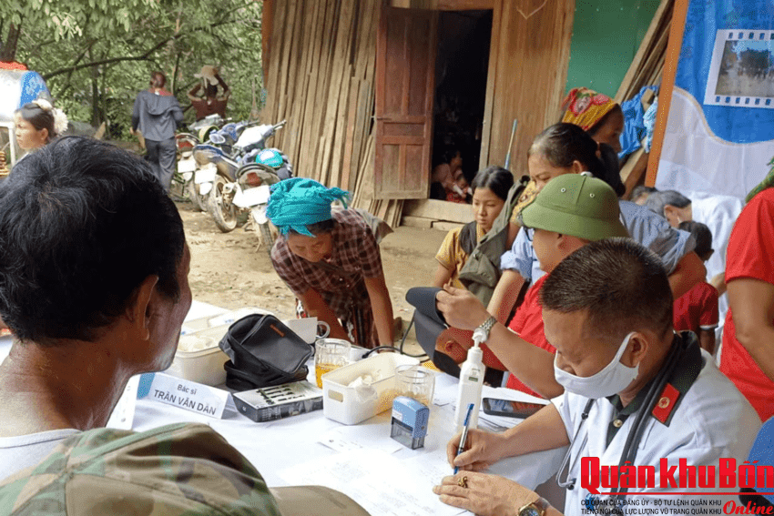 Bác sĩ của bản làng