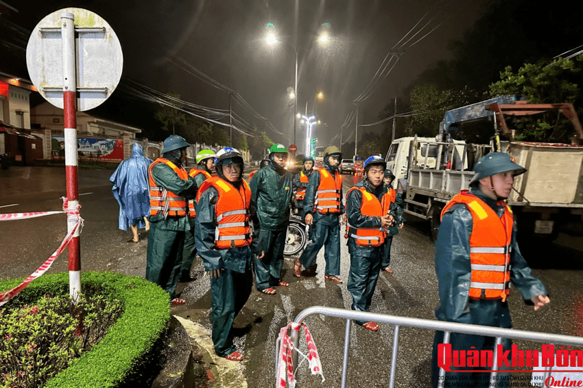 Ban Chỉ huy Phòng thủ khu vực 4 – Triệu Phong kịp thời hỗ trợ Nhân dân ứng phó mưa lũ