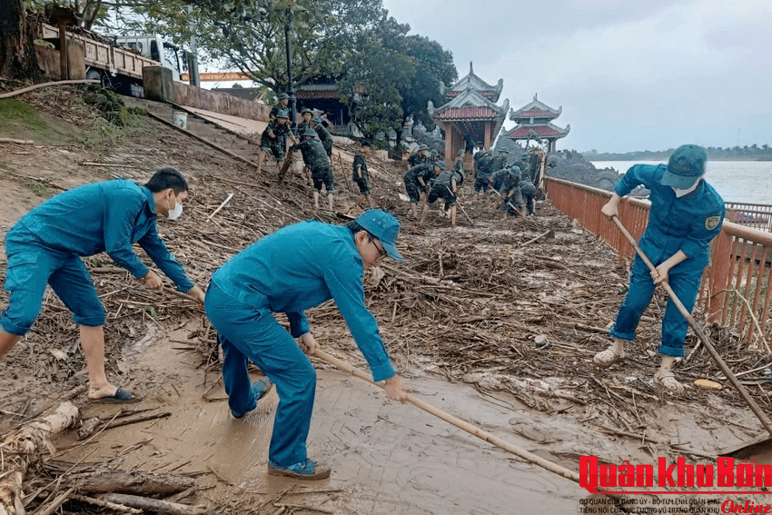 Chung tay làm sạch bến thả hoa sông Thạch Hãn
