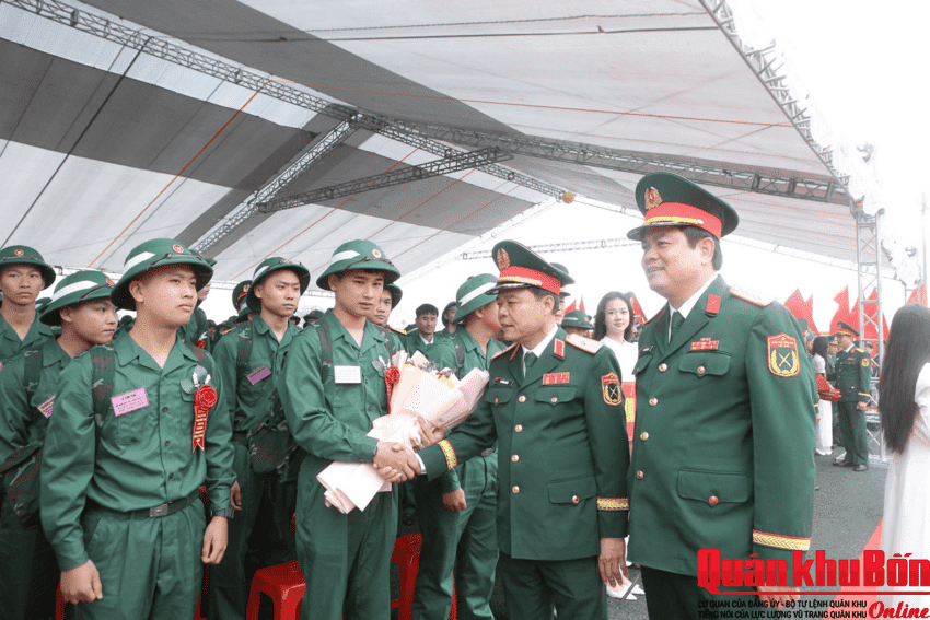 Thiếu tướng Lê Hồng Nhân, Phó Tư lệnh, Tham mưu trưởng Quân khu 4 dự Lễ giao, nhận quân tại Hà Tĩnh