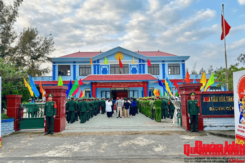 Cử tri đặc khu Cồn Cỏ thực hiện quyền công dân trong ngày bầu cử