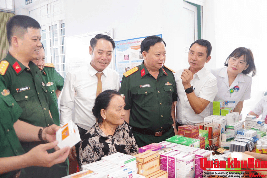 Sư đoàn 968 khám bệnh, cấp phát thuốc miễn phí cho Nhân dân xã Cửa Việt