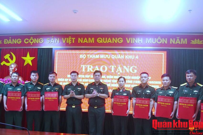 Bộ Tham mưu trao quà của Quân ủy Trung ương, Bộ Quốc phòng cho sĩ quan, quân nhân chuyên nghiệp có hoàn cảnh đặc biệt khó khăn