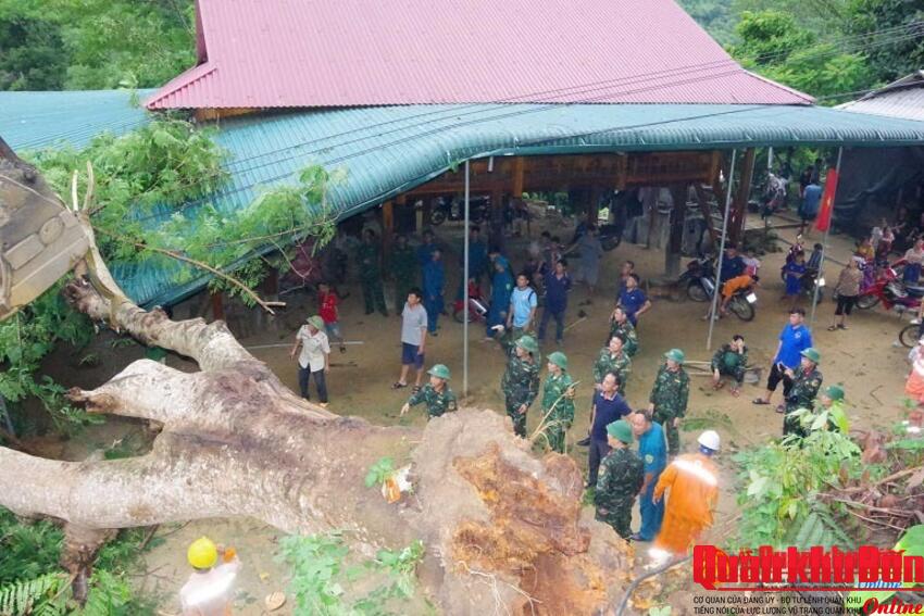 Lực lượng vũ trang huyện Mường Lát: Sơ tán các hộ dân bị ảnh hưởng bởi mưa lũ