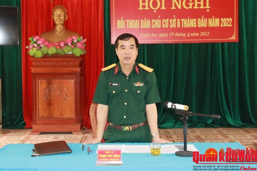 Đối thoại dân chủ với cán bộ, nhân viên Ban Chỉ huy Quân sự huyện Anh Sơn.