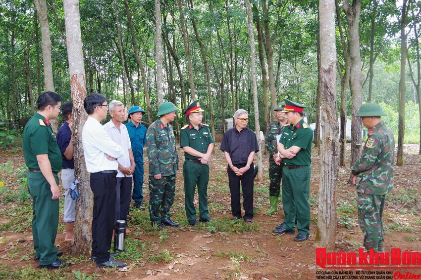 Kiểm tra công tác tìm kiếm hài cốt liệt sĩ tại khu vực Dốc Miếu