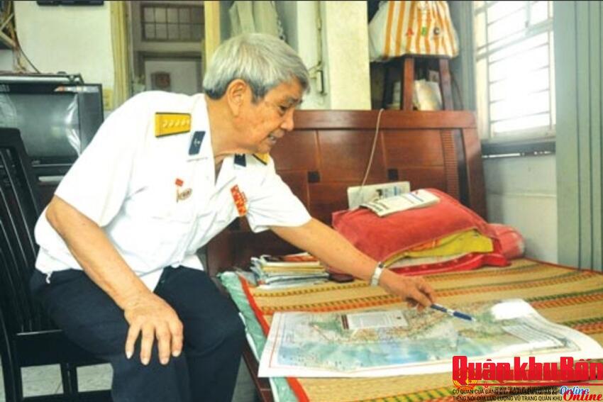 Chào địch để... lừa địch