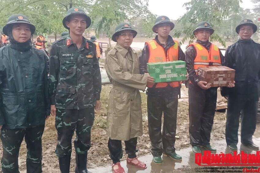 Chính uỷ Bộ Chỉ huy Quân sự thành phố Huế thăm tặng quà động viên cán bộ, chiến sĩ thực hiện nhiệm vụ