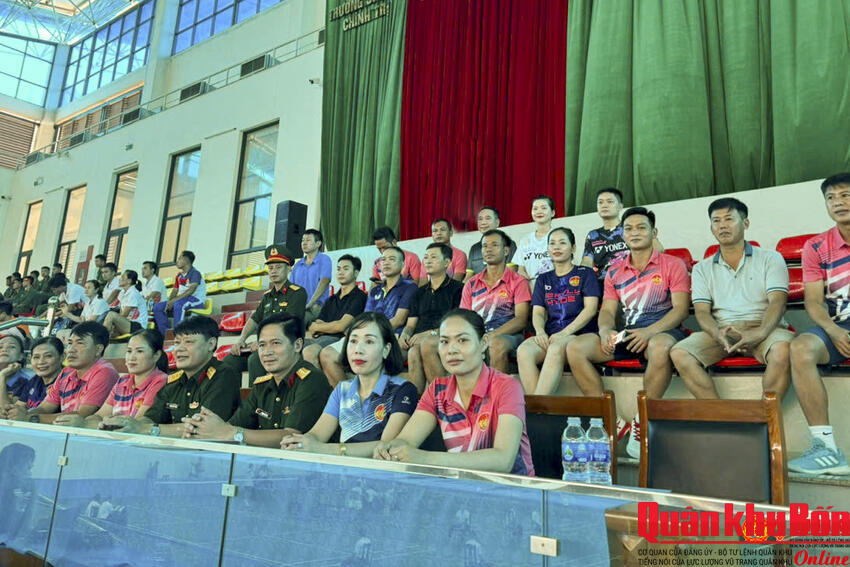 Đại tá Hoàng Duy Chiến, Phó Tham mưu trưởng Quân khu thăm, động viên đội tuyển Quân khu tham gia thi đấu tại Hội thao thể thao quốc phòng toàn quân năm 2024