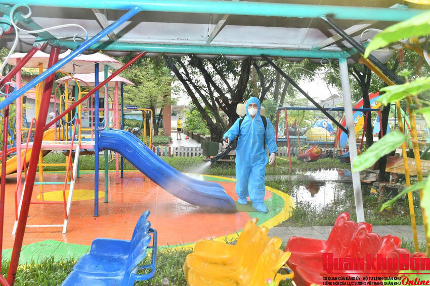 Bộ đội khử khuẩn, làm sạch môi trường sau mưa lũ tại Huế