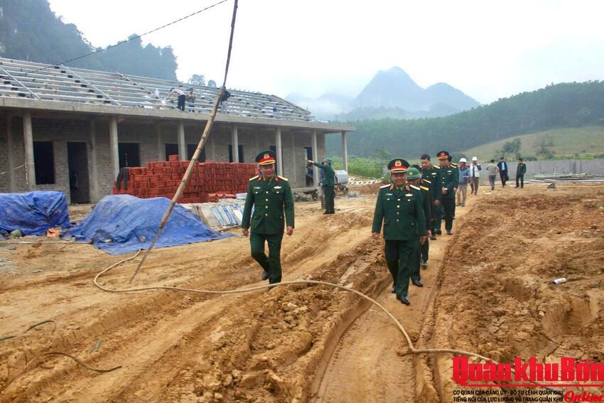 Thiếu tướng Nguyễn Ngọc Hà, Phó Tư lệnh Quân khu 4 kiểm tra tiến độ xây dựng doanh trại Đoàn Kinh tế – Quốc phòng 92