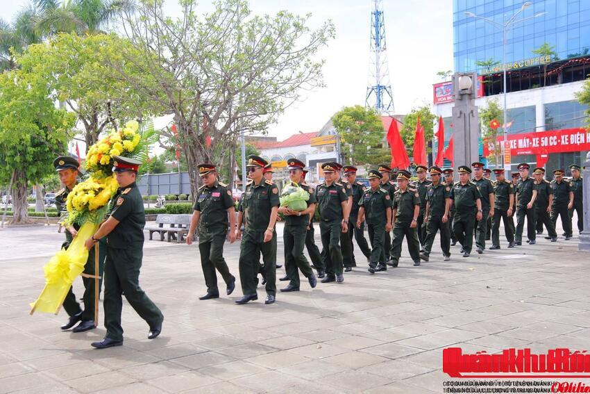 Đoàn đại biểu Bộ Chỉ huy Quân sự tỉnh Xiêng Khoảng dâng hương tưởng niệm các liệt sĩ Xô viết Nghệ Tĩnh
