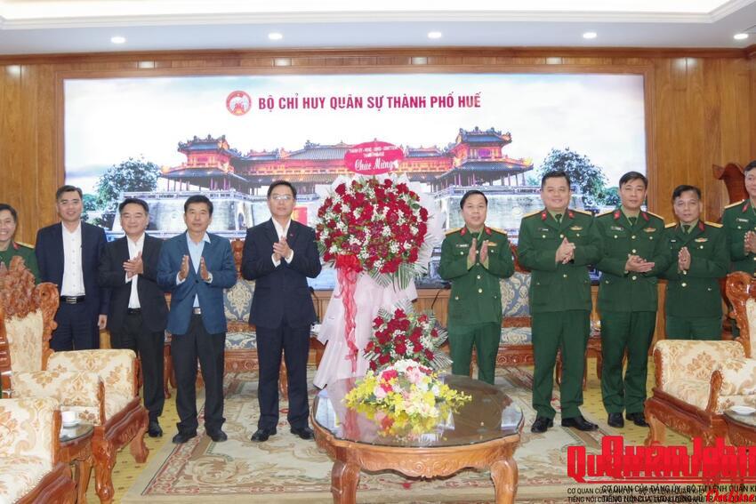 Bí thư Thành ủy thành phố Huế chúc mừng cán bộ, chiến sĩ Lực lượng vũ thành phố Huế