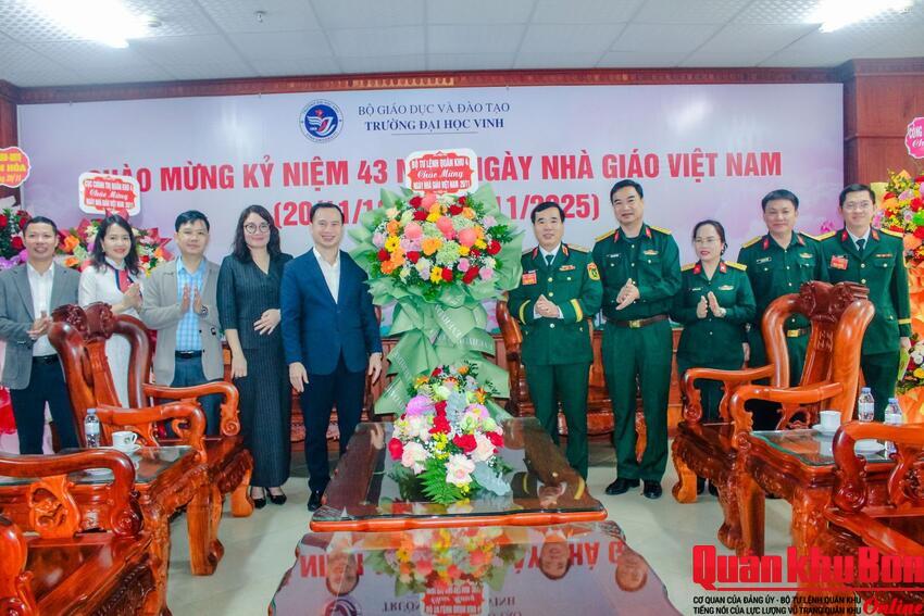 Quân khu 4 chúc mừng Trường Đại học Vinh nhân dịp kỷ niệm 43 năm ngày nhà giáo Việt Nam