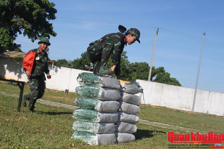 Hội thao bắn súng quân dụng Quân khu sôi nổi ngày thi đấu thứ 2