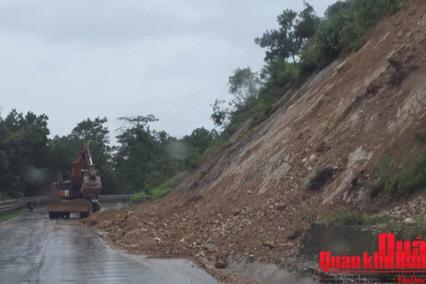 Mưa lớn gây sạt lở, ngập cầu tràn tại khu vực biên giới Nghệ An