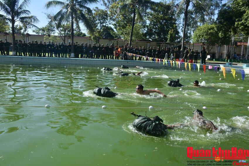 Vận động viên tranh tài sôi nổi trong ngày đầu Hội thao thể dục thể thao Quân khu 4