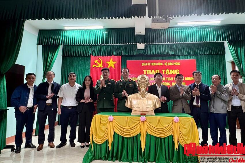 Trao tặng tượng chân dung Chủ tịch Hồ Chí Minh cho 78 xã, phường, đặc khu trên địa bàn tỉnh Quảng Trị