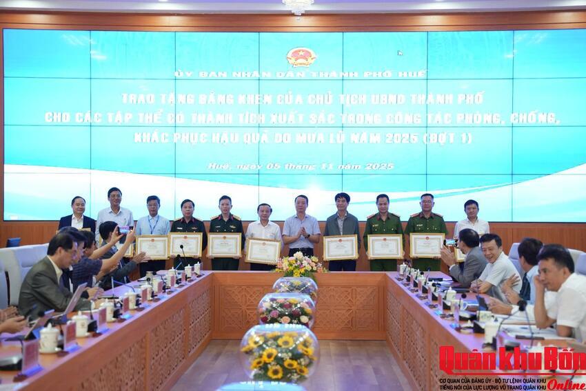 Thành phố Huế khen thưởng 12 tập thể xuất sắc trong phòng chống mưa lũ