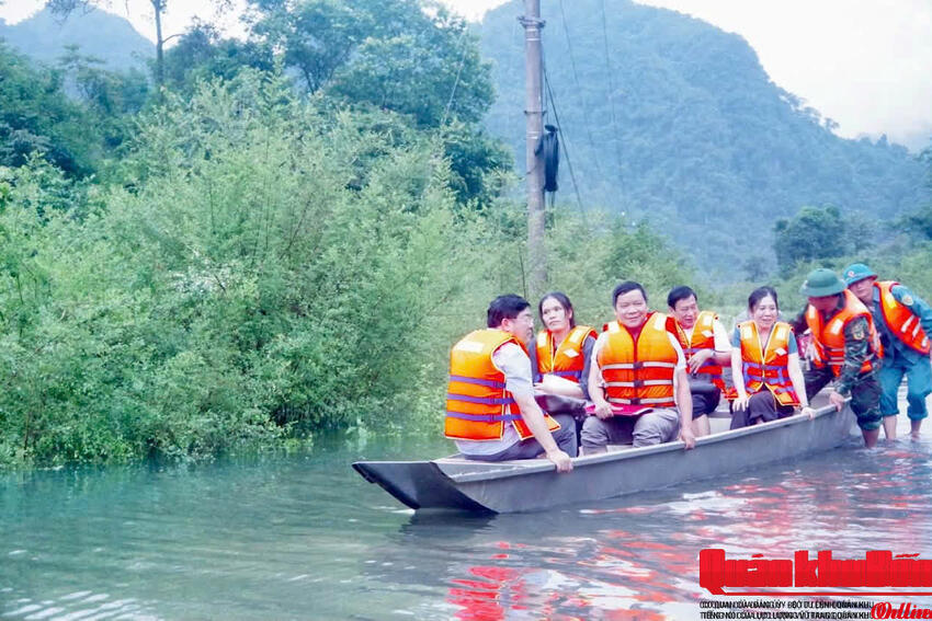 Ban Chỉ huy Quân sự xã Kim Phú (Quảng Tri) vận chuyển người qua vùng ngập lụt vào Bản Yên Hợp