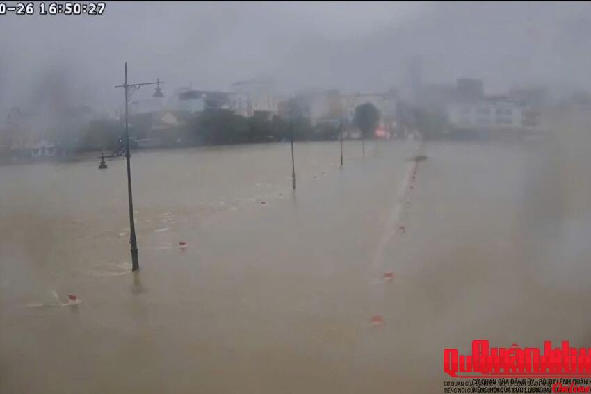 Mưa lớn khiến lũ các sông ở Huế lên cao, một số nơi ngập sâu