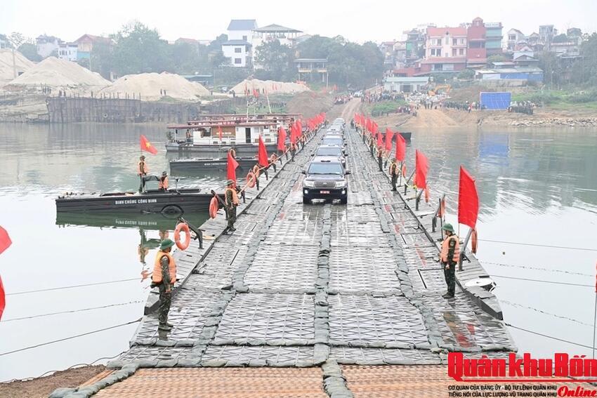 Thủ tướng Phạm Minh Chính gửi Thư khen Quân đội và các cơ quan, đơn vị làm cầu phao qua sông Lô