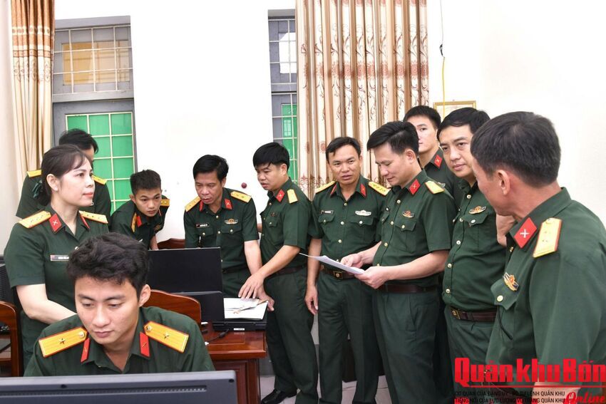 Cục Chính trị Quân khu 4 kiểm tra công tác chuyển đổi số tại Sư đoàn 324
