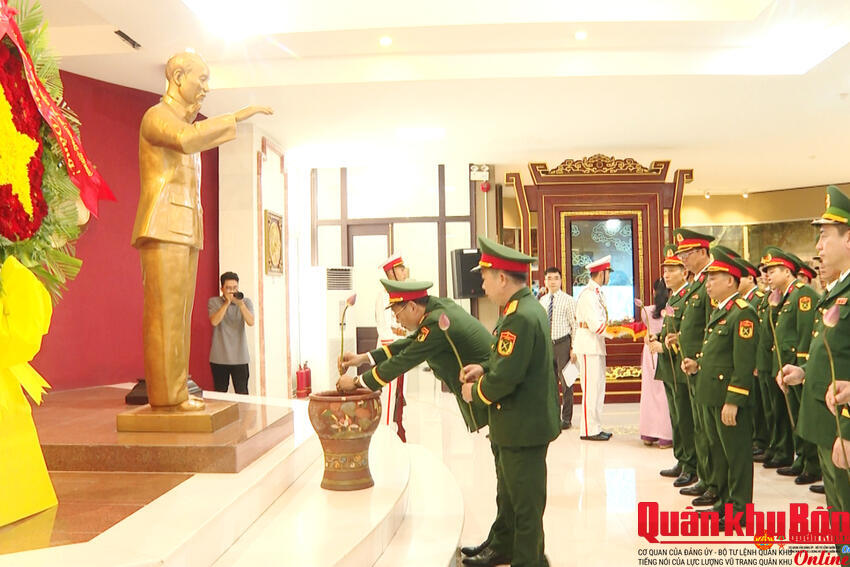 Đoàn đại biểu lực lượng vũ trang thành phố Huế tổ chức Lễ báo công với Bác