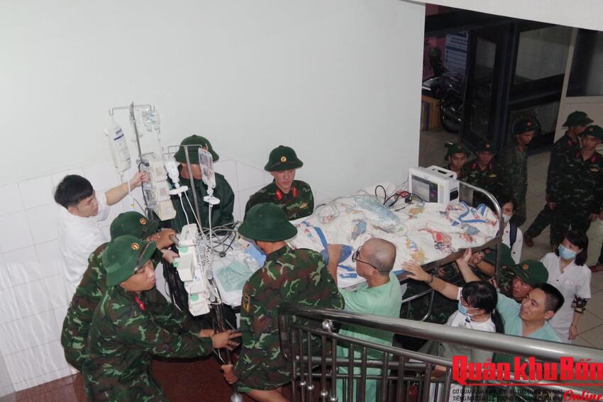 Lực lượng vũ trang thành phố Huế: Xuyên đêm hỗ trợ di chuyển bệnh nhân và sơ tán Nhân dân