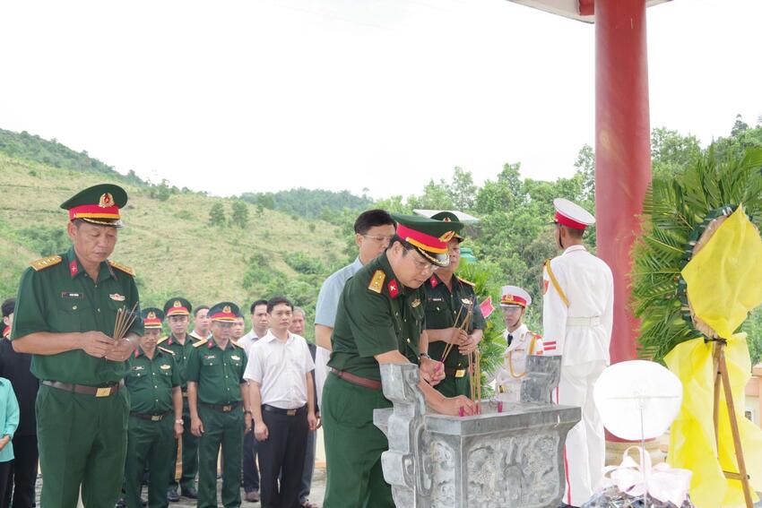 Dâng hương, dâng hoa tưởng niệm các liệt sĩ trên tuyến Đường 71