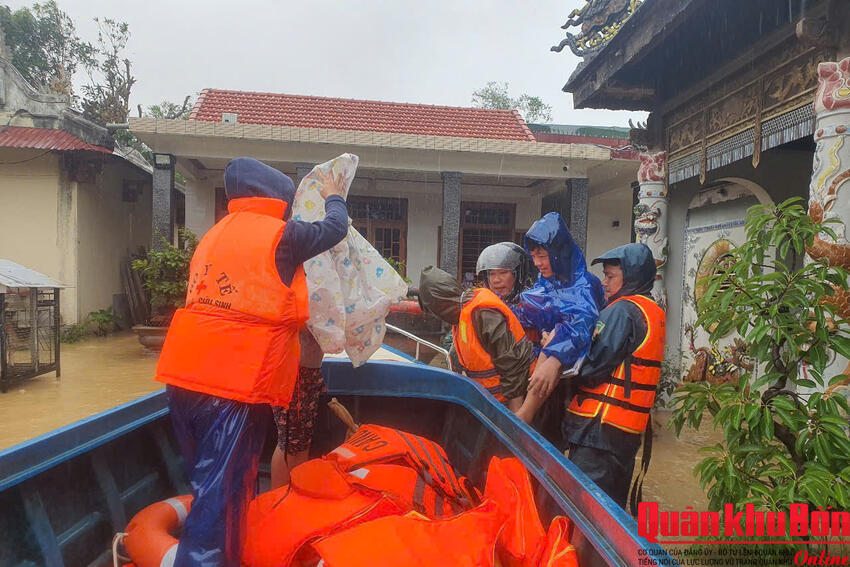 Ban Chỉ huy Phòng thủ khu vực 1 - Hương Trà giúp dân tránh lũ