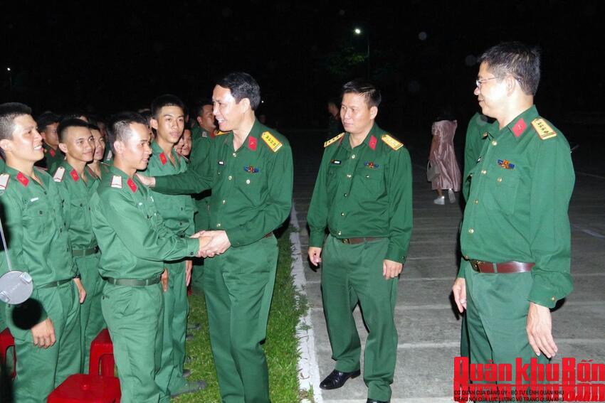 Đoàn Văn công Quân khu 4 biểu diễn phục vụ cán bộ, chiến sĩ Quân khu 5