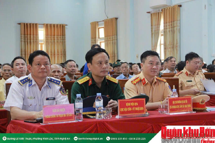 Bệnh viện Quân y 4 khám bệnh, tặng quà cho người dân xã Văn Kiều