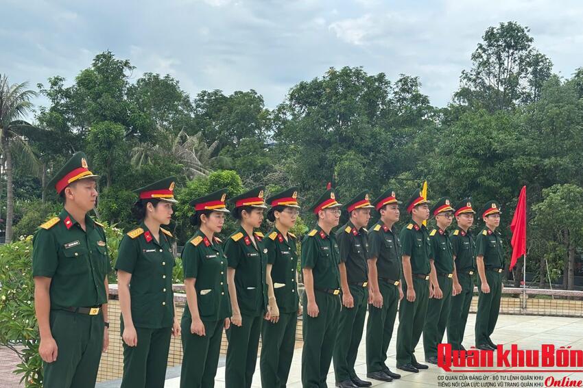 Tuổi trẻ Cục Chính trị Quân khu 4 dâng hương tri ân các Anh hùng liệt sĩ