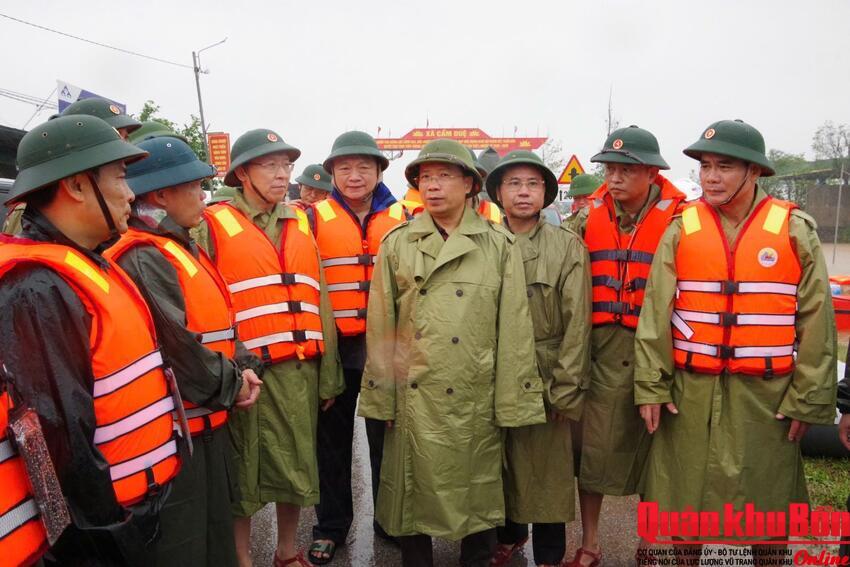 Bộ Chỉ huy Quân sự tỉnh Hà Tĩnh tập trung ứng cứu Nhân dân vùng bị ngập lụt