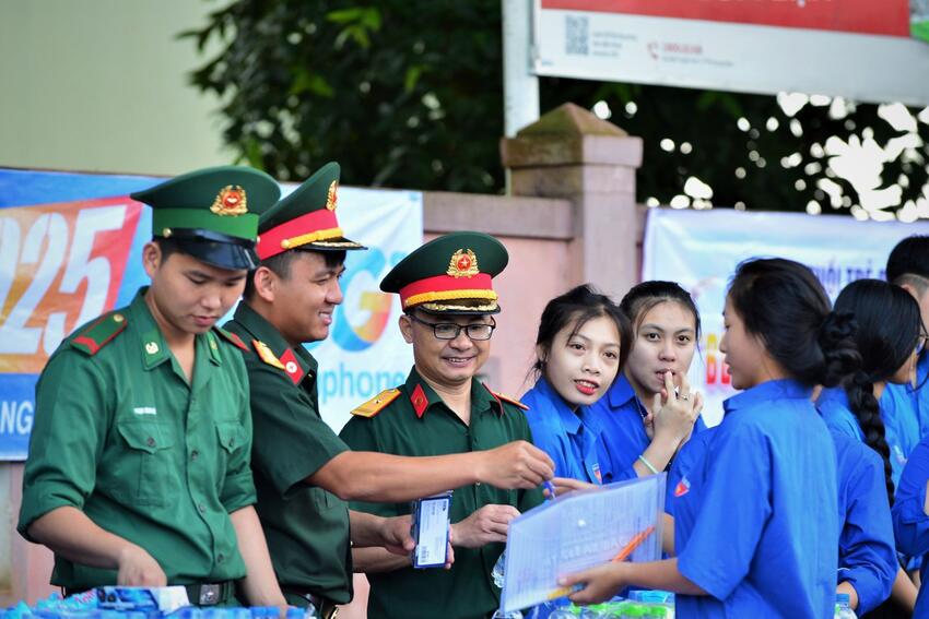 Đoàn Kinh tế - Quốc phòng 337: “Tiếp sức mùa thi” nơi biên cương