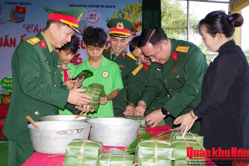 Sư đoàn 968 (Quân khu 4) chia sẻ yêu thương với trẻ em khuyết tật