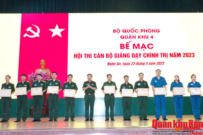 Sâu sát với bộ đội, gần gũi Nhân dân, luôn hết mình vì công việc