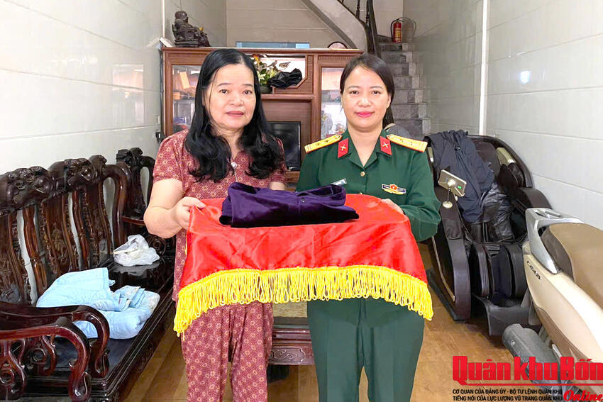 Bảo tàng Quân khu 4 tiếp nhận hiện vật của Bà mẹ Việt Nam anh hùng