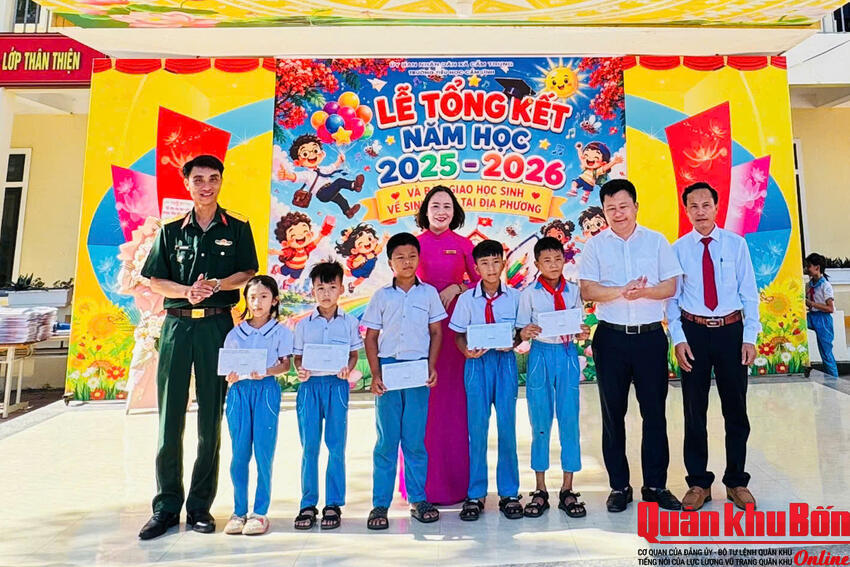 Ban Chỉ huy Quân sự xã Cẩm Trung (Hà Tĩnh) tặng quà học sinh nghèo vượt khó