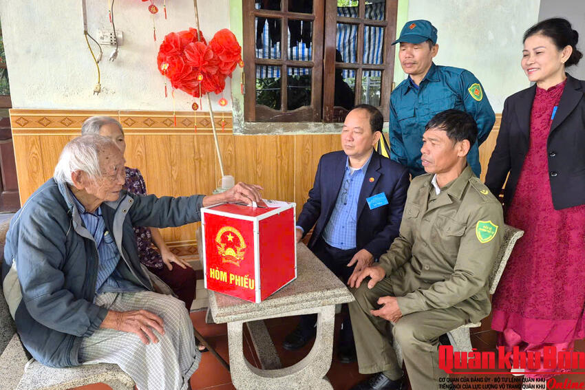 Nghệ An: Nhiều Tổ bầu cử đưa hòm phiếu phụ đến tận nhà phục vụ cử tri đặc biệt