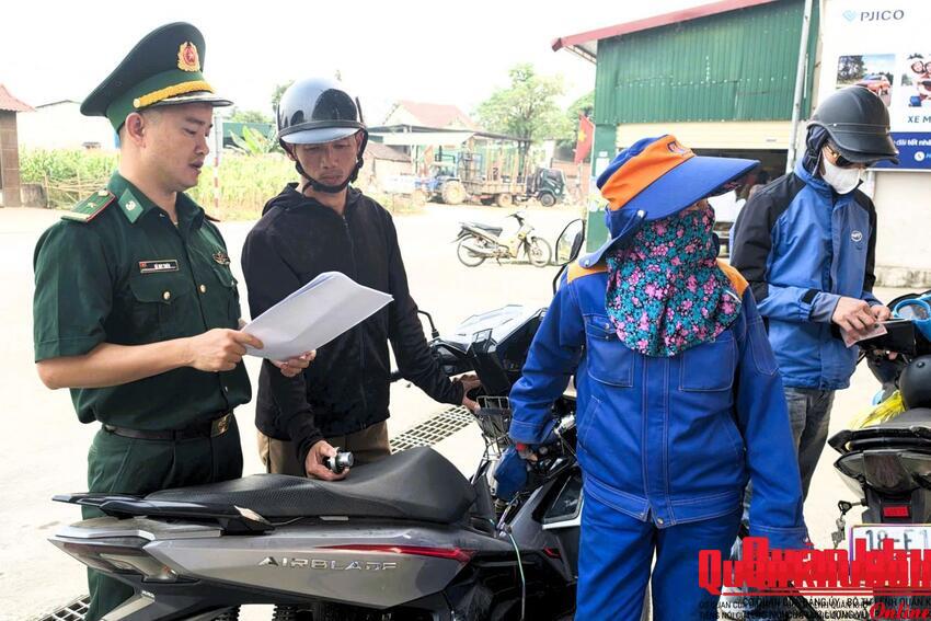Đồn Biên phòng Thanh Thủy (Bộ Chỉ huy Quân sự Nghệ An) đẩy mạnh chống buôn lậu xăng dầu