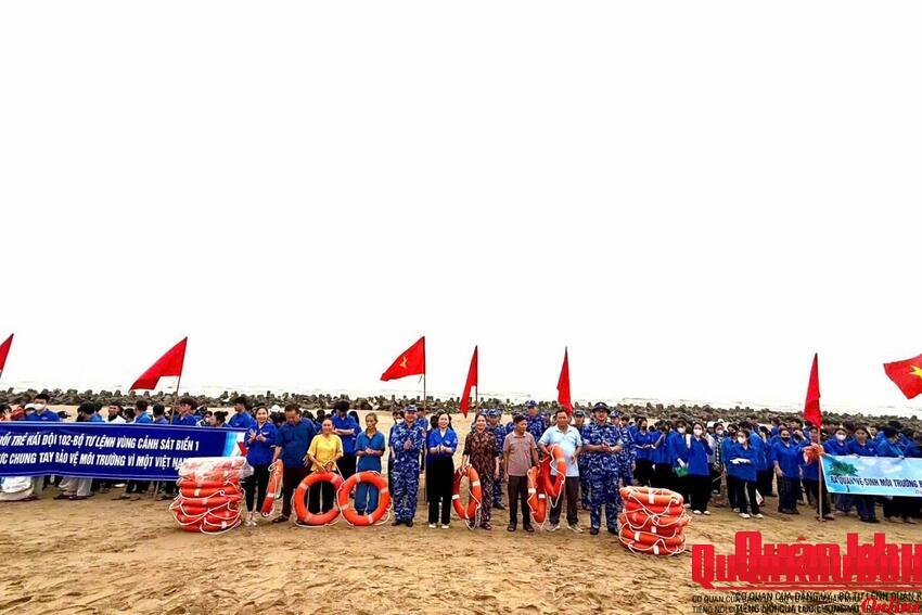 Ra quân vệ sinh môi trường biển