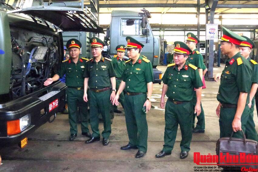 Thiếu tướng Hoàng Duy Chiến, Phó Tư lệnh Quân khu 4 kiểm tra tại Xưởng 467