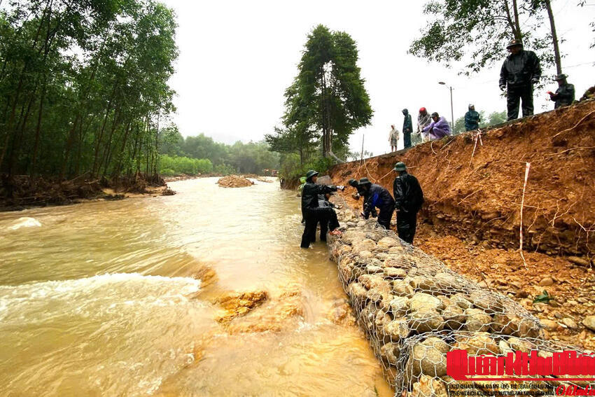 Hơn 50 cán bộ, chiến sĩ và lực lượng dân quân tham gia khắc phục sạt lỡ tại xã Hưng Lộc, Thành phố Huế
