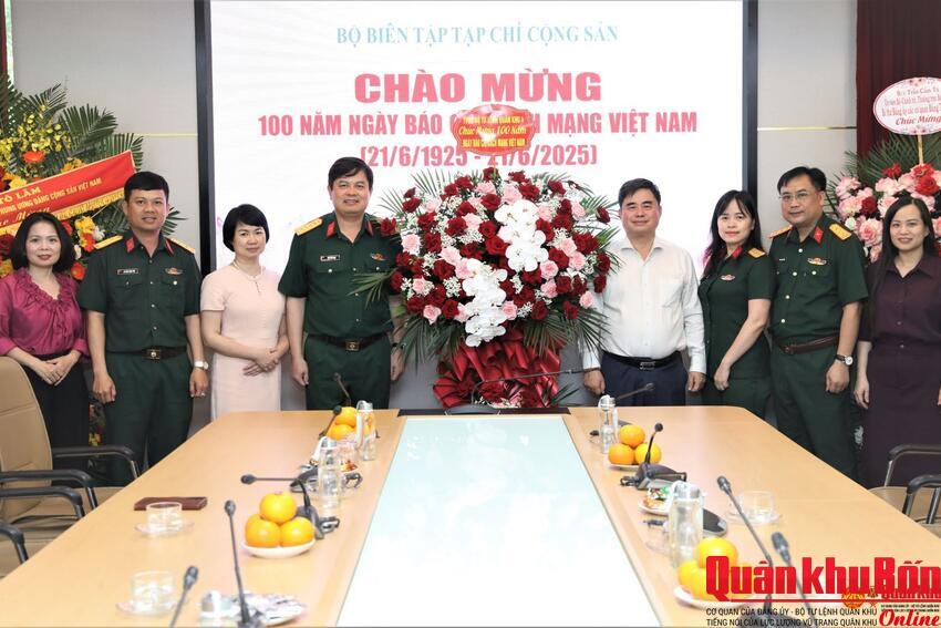 Quân khu 4 chúc mừng Tạp chí Cộng sản