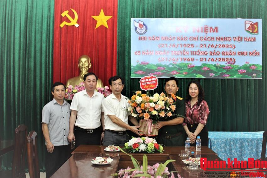 Huyện Hưng Nguyên, Nghệ An chúc mừng Báo Quân khu 4