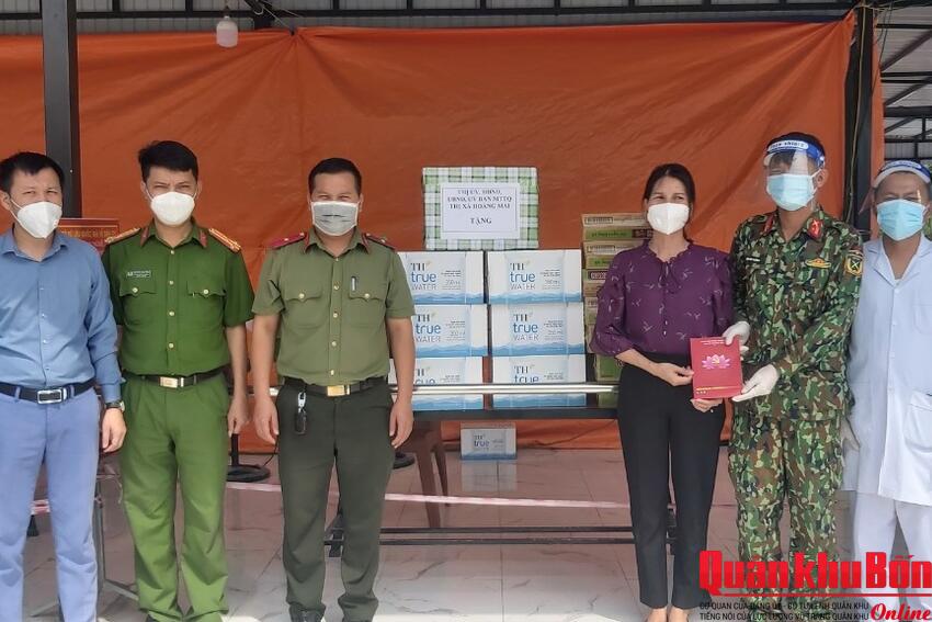 Thăm, tặng quà lực lượng tuyến đầu chống dịch tại thị xã Hoàng Mai