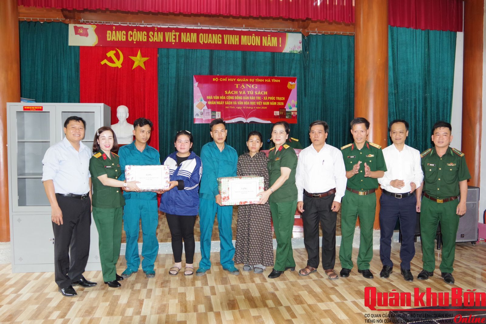 Tặng gần 200 bản sách cho đồng bào dân tộc Chứt ở Hà Tĩnh